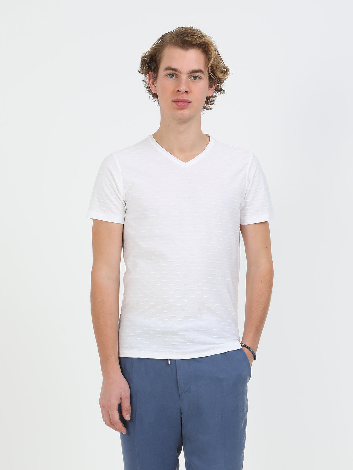 Beyaz Jakarlı V Yaka %100 Pamuk T-Shirt