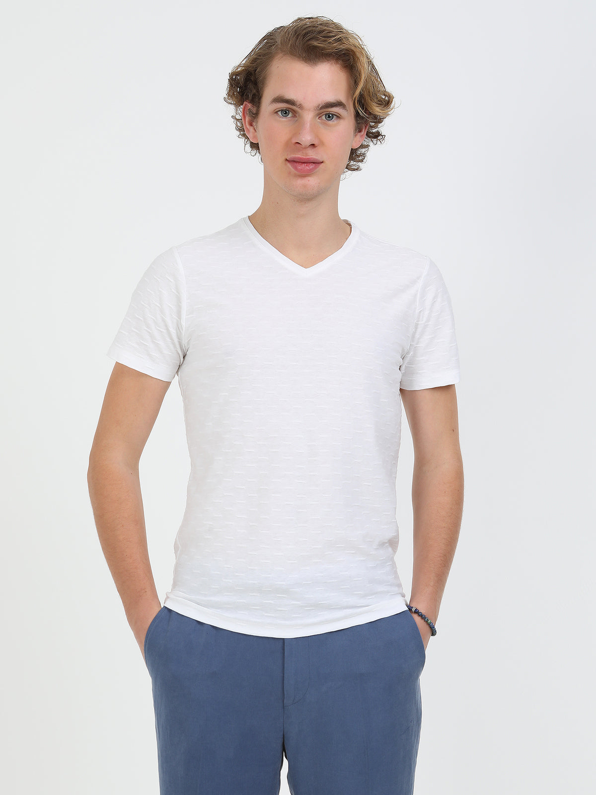 Beyaz Jakarlı V Yaka %100 Pamuk T-Shirt