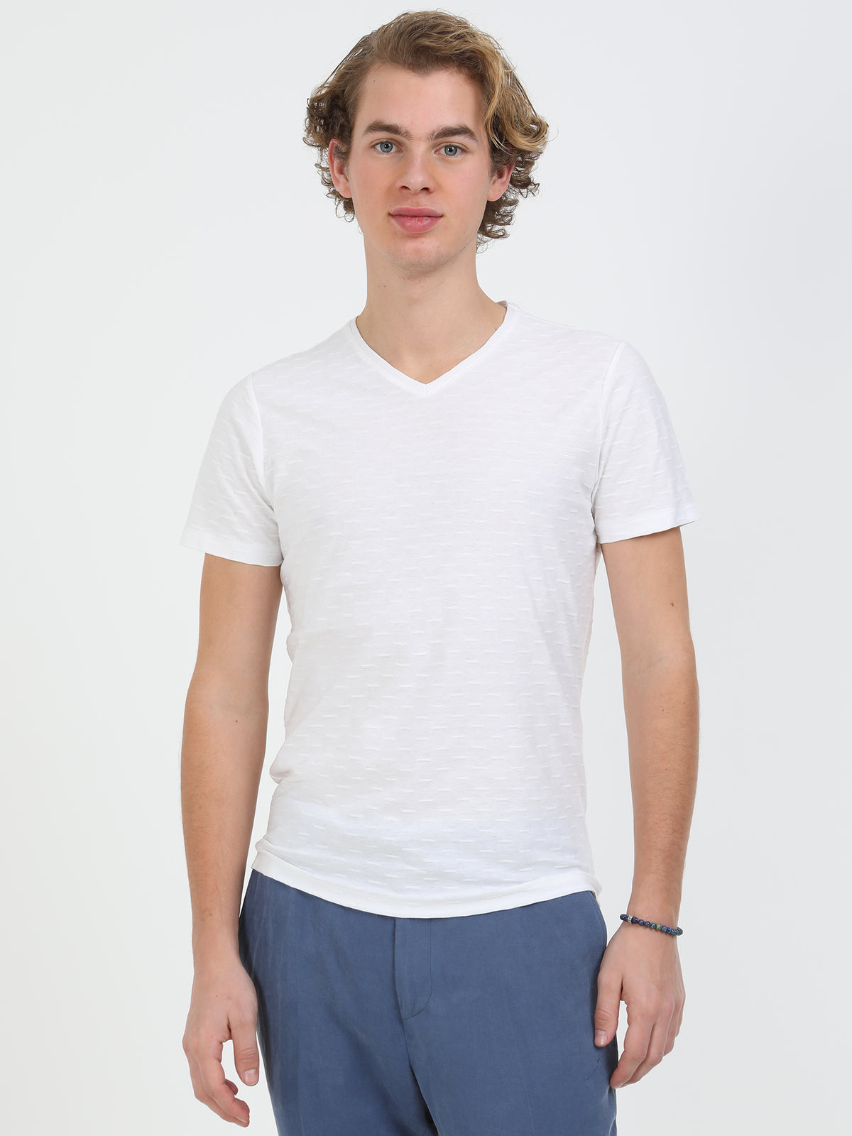 Beyaz Jakarlı V Yaka %100 Pamuk T-Shirt