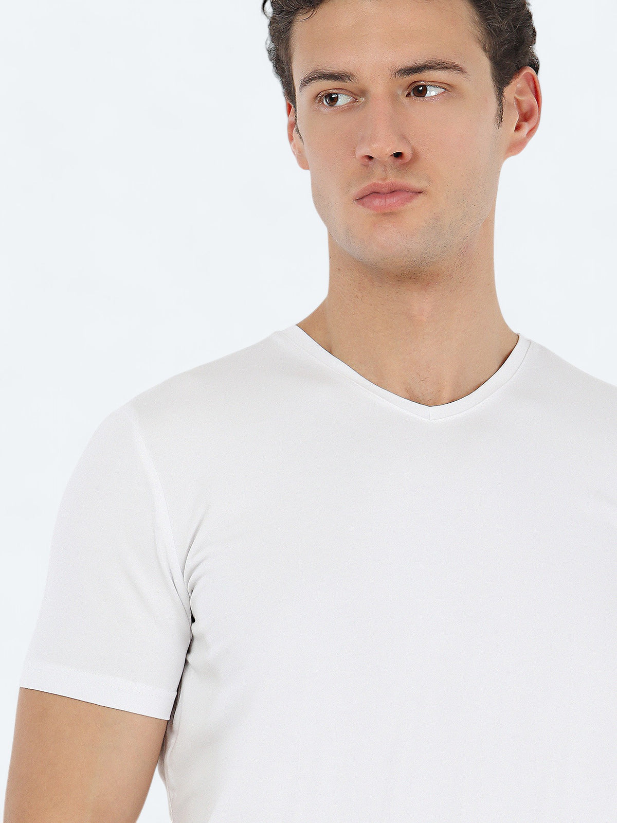 Beyaz V Yaka Pamuk Karışımlı T-Shirt